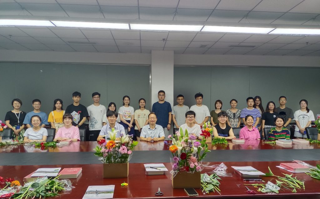 青岛能源所举办“科学家精神分享会”主题座谈会暨第十五期“研究生沙龙” 青岛能源所举办“科学家精神分享会”主题座谈会暨第十五期“研究生沙龙”